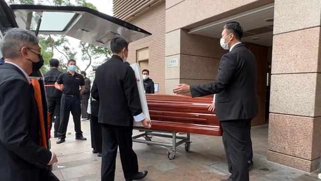 刘德华父亲出殡，手捧遗照双眼红肿，11岁刘向蕙和妈妈一起跨火盆