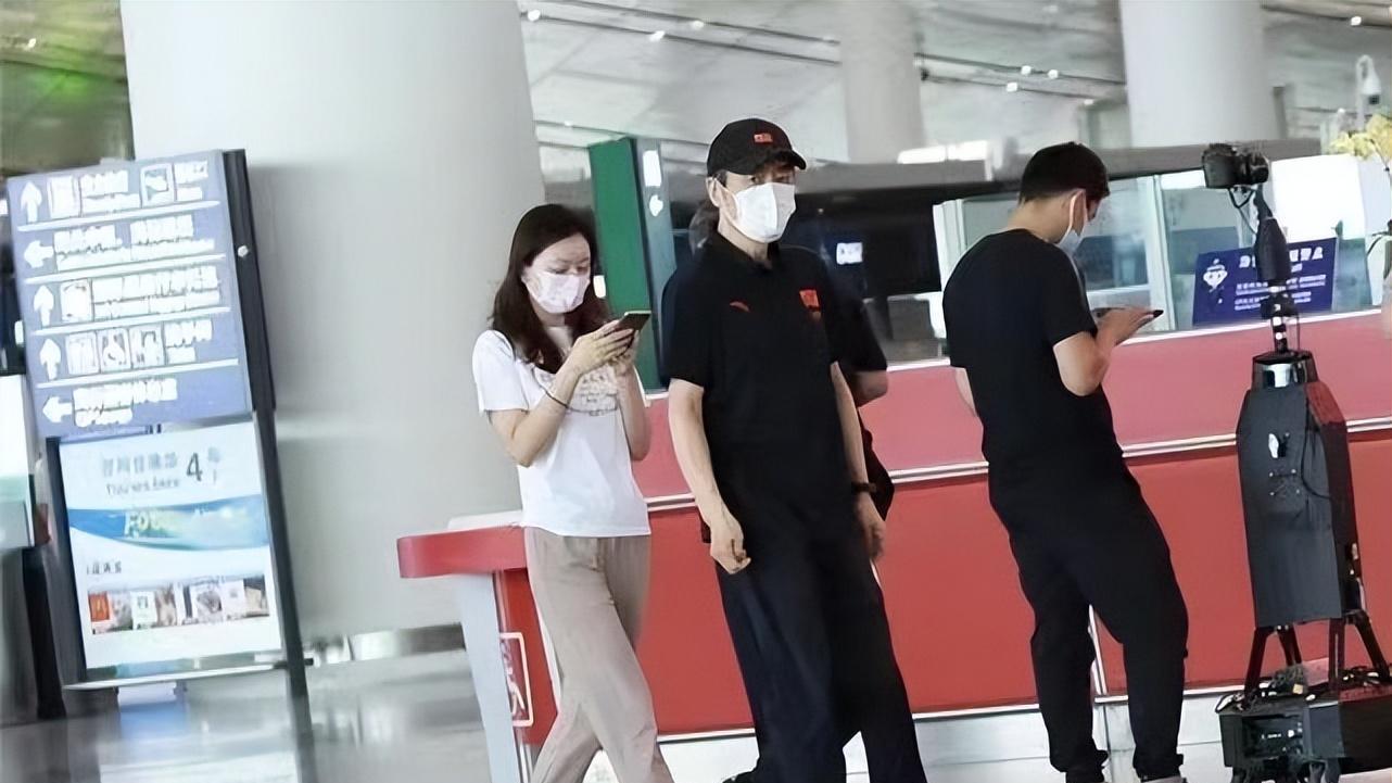 穿衣搭配|张艺谋夫妇同行全程无交流，夫妻二人运动风穿搭减龄，像退休干部