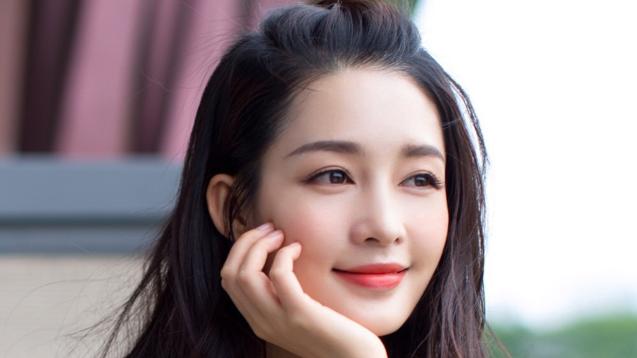 陈键锋|李沁罕见骑小电驴美照，用毛衣凹长腿，变车模美得认不出