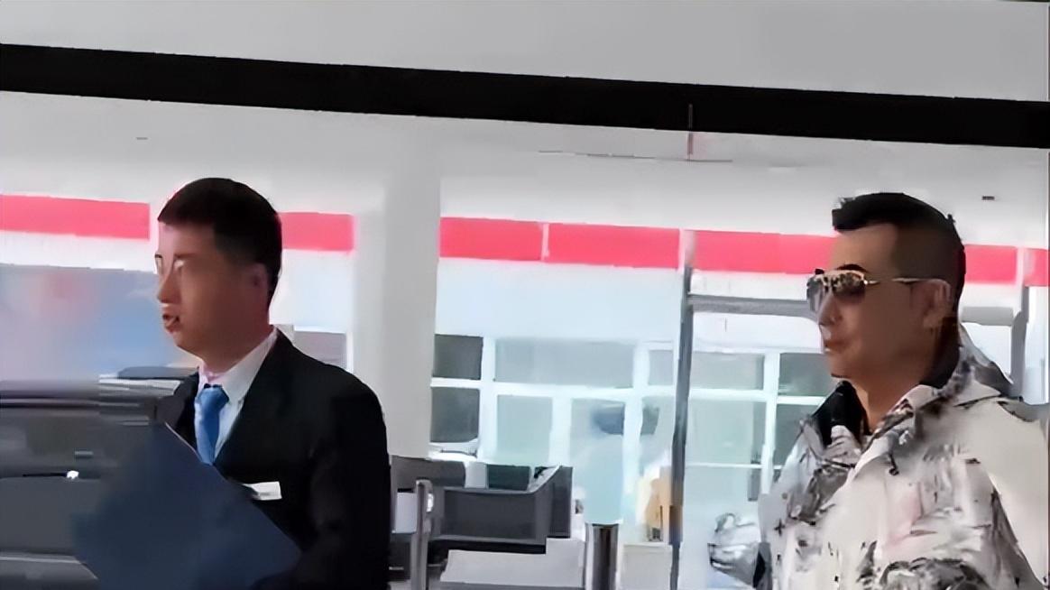 赵文卓|赵文卓又上热搜！低调试驾“豪车”，一身打扮像极了“江湖大佬”