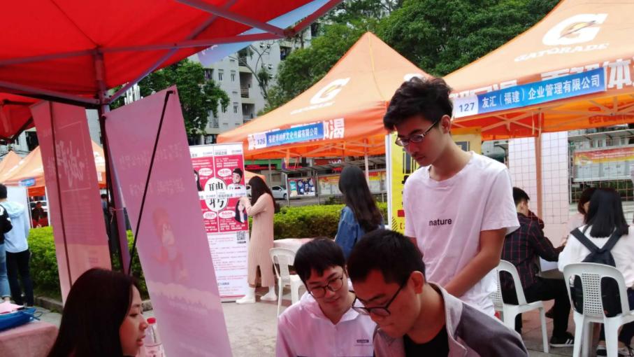 吕国泉|杀鸡焉用宰牛刀？多家酒店到一本招前台，学生：谢谢，有被冒犯到