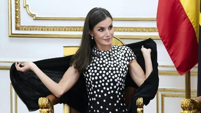 杨幂|西班牙王后“黑白配”造型封神了！还在为职场穿搭发愁的，快学她