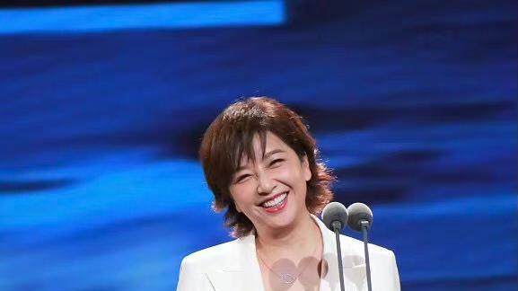 55岁的江珊终于有了新变化，换个发型美出新高度，差点以为她45岁