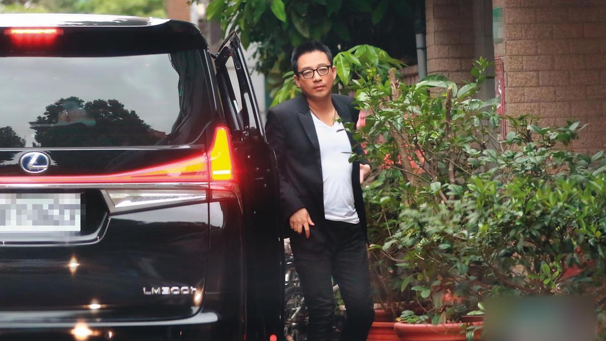 汪小菲|汪小菲接女儿放学不入大S家门，偶遇小S座驾遭无视