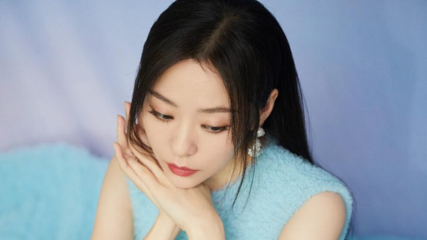 不止露腿那么简单了！张靓颖舞台短裙过短引网友热议