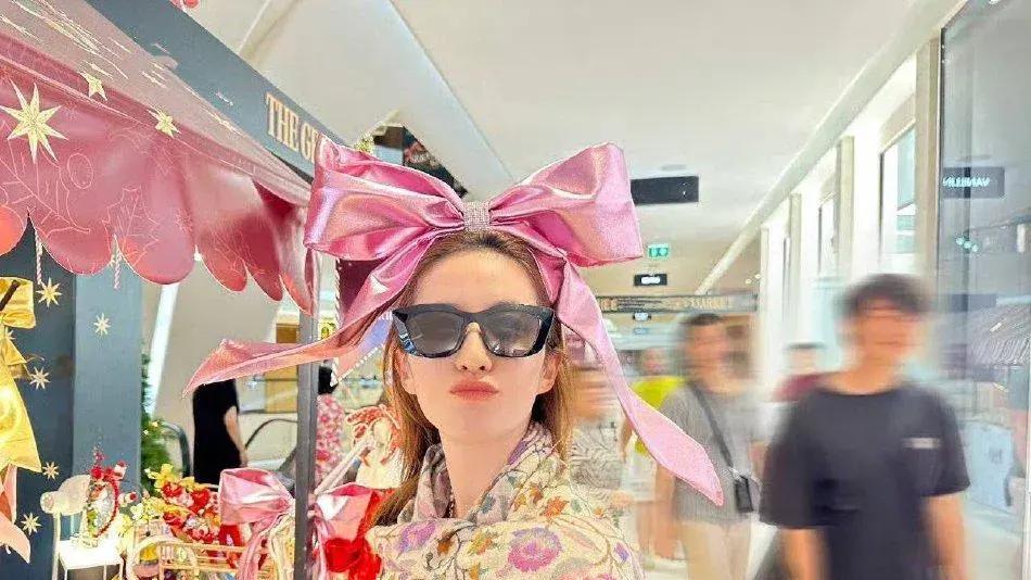 刘亦菲泰国旅行随拍，嘟嘴卖萌可爱爆表，网友：老夫的心都要化了