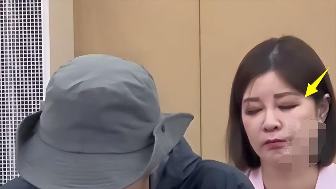 王一博座谈会全程对稿念，杜华听着打瞌睡，穿200元衣服被质疑！