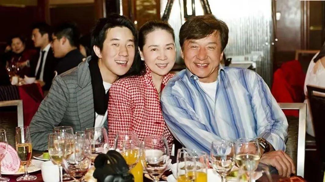 70岁林凤娇守活寡40年，终于守得云开见月明，成龙甘愿上交亿身家