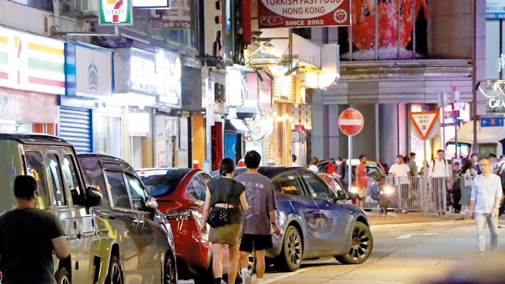 60岁港星与妻子牵手逛街！女方突然犯烟瘾，当街吞云吐雾懒理路人