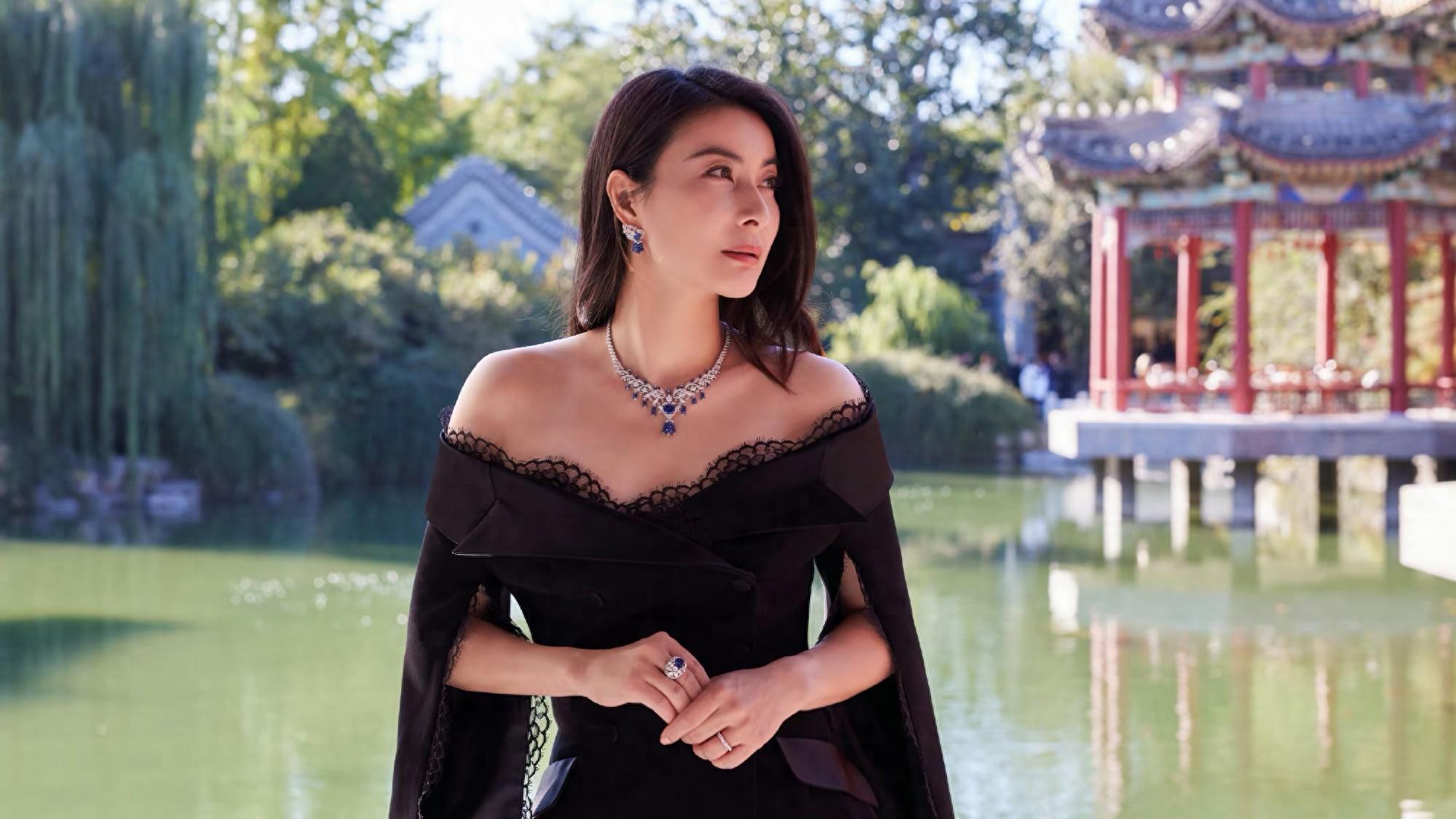 郭晶晶罕见晒美照，众多明星一起同框，看完发现霍启刚的担心是真的！