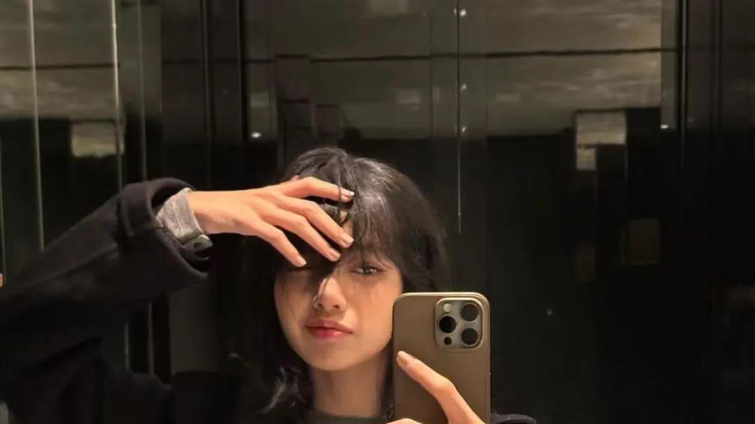 爆料！Lisa与YG续约背后的秘密：崛起还是坠落？