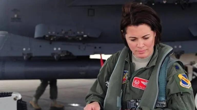 袁琳|美国王牌战机美女驾驶员，忍辱退休后到中国求职养家，如今过得怎么样？