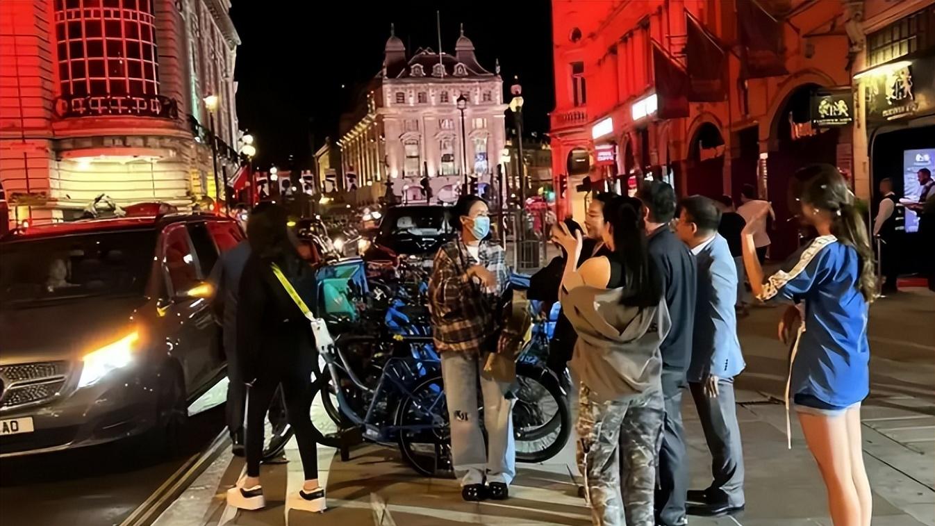 难怪55岁那英要定居英国，杨坤目前的遭遇让她后怕