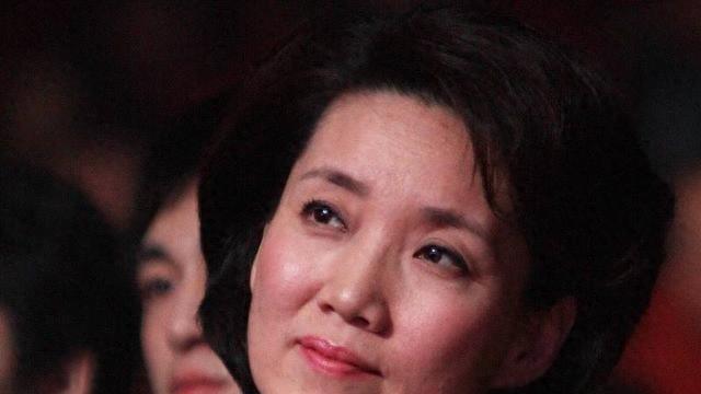 她是央视一姐，42岁改嫁给省委书记，如今无儿无女，丈夫官至副国