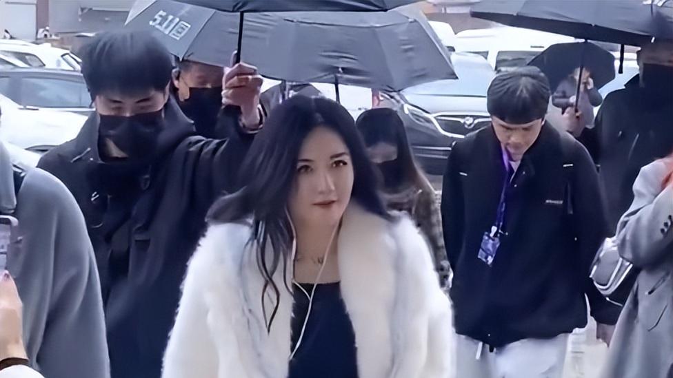 谢娜|谢娜瘦20斤录节目又稳又飒，保温杯不离手，曾说在家比做节目累！