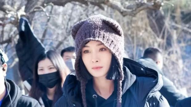 杨幂|杨幂新电影开机，穿北电羽绒服低调现身，笑容僵硬山根显粗