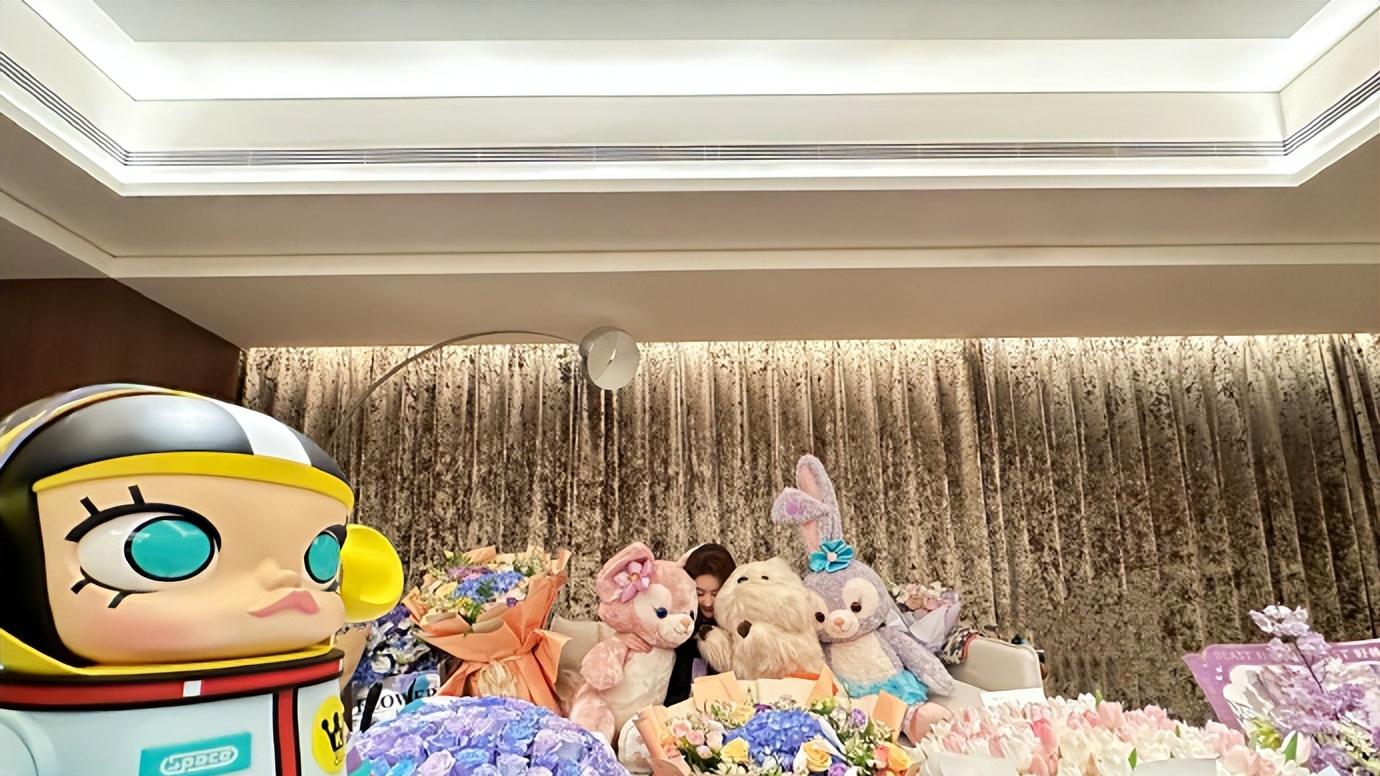 刘亦菲晒36岁生日现场照，被鲜花玩偶簇拥，嘟嘴卖萌开心似少女