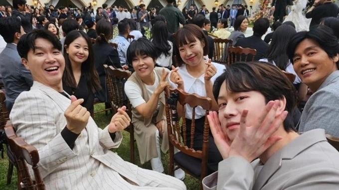 刘在石|刘在石主持，EXO的SUHO唱祝贺曲，像颁奖典礼一样的婚礼被公开