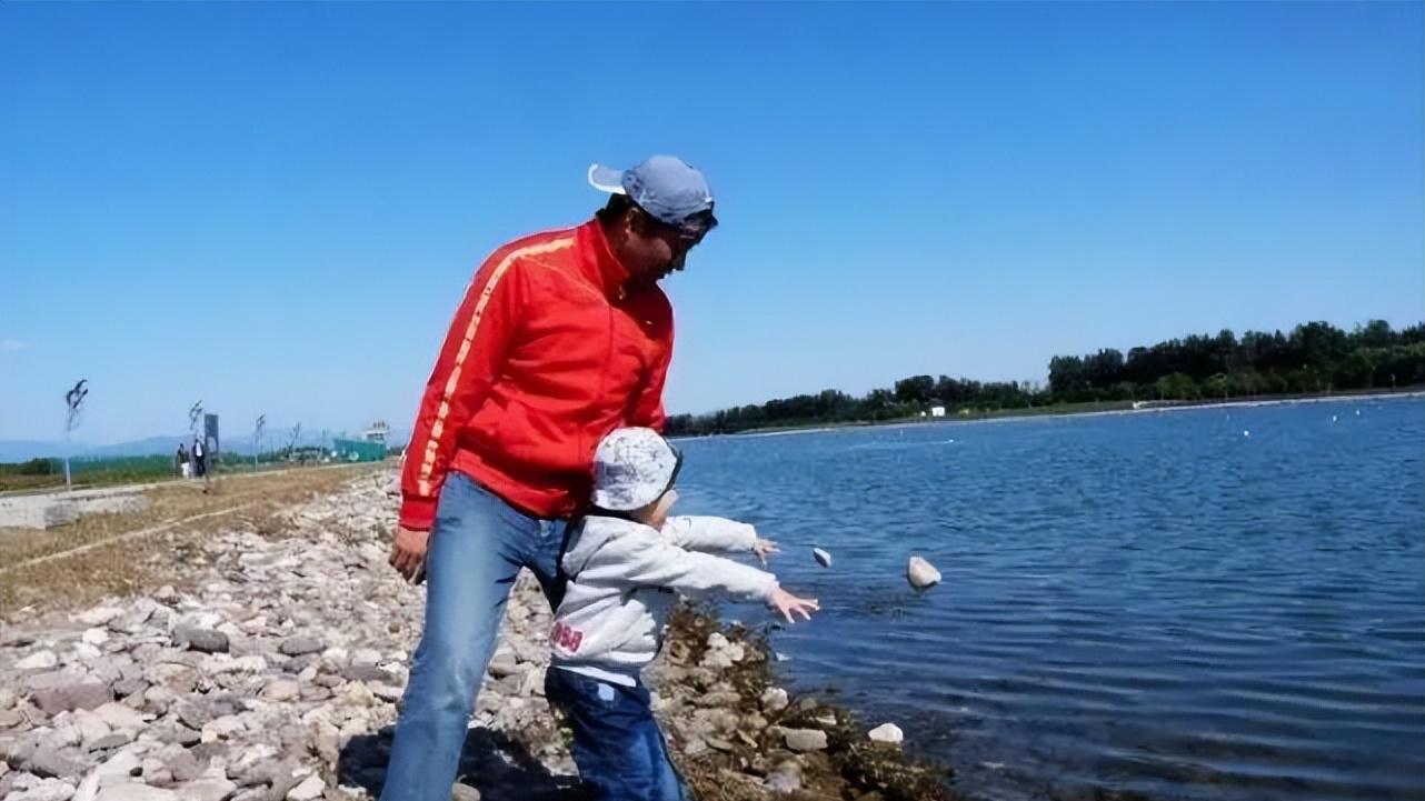 地球质量达60万亿亿吨，为什么可以漂浮在太空，而不向下坠落？