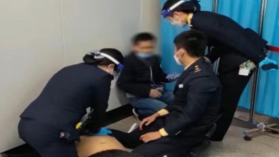 口对口人工呼吸！广州地铁站内突然上演救人场面，一男子被救回