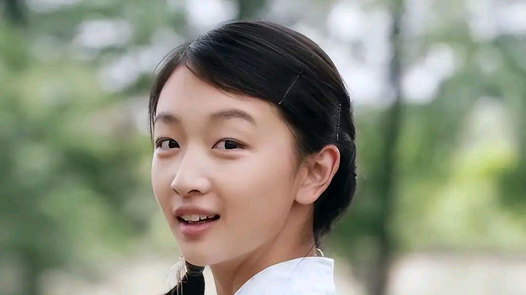 周冬雨|三金影后影后周冬雨近两年演技也开始走下坡路，表情难以理解