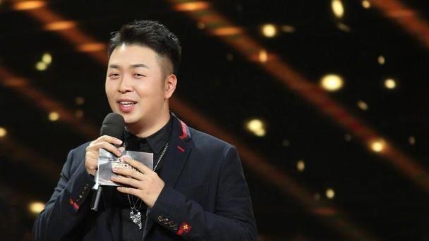 曝杜海涛深夜开便宜车带年轻女孩约会，网友表示：那是素颜的沈梦辰