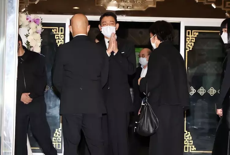 62岁刘德华饭局照曝光，陪大佬吃饭显拘谨，小心翼翼夹菜阿sa作陪