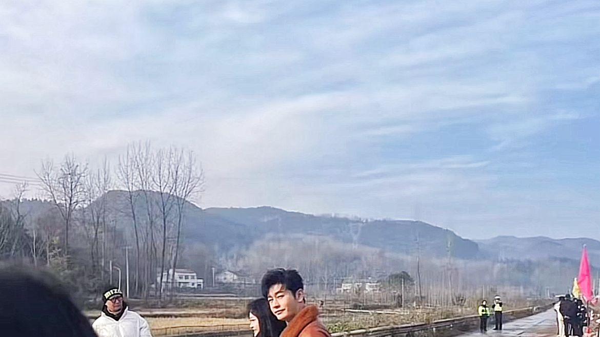 襄阳：46岁黄晓明录综艺节目，穿着土气腿很短，“拍摄角度问题”