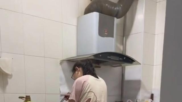 男子陪妹妹减肥，自己疯狂掉秤她们一斤没瘦，网友爆笑：你被骗了