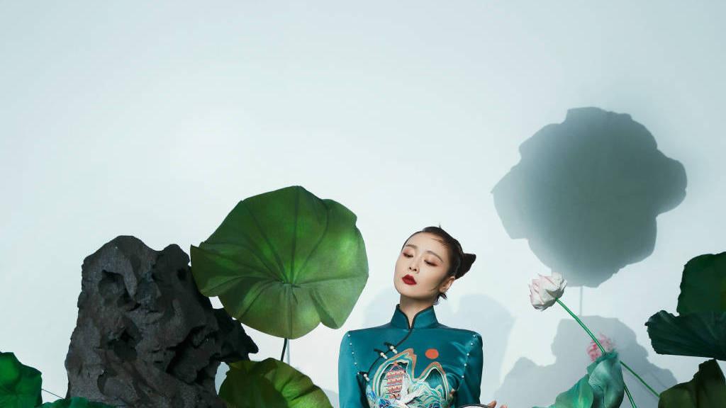 旗袍 高叶晒国风旗袍照，红唇抹上一抹复古色彩，尽显江南女子温婉气质