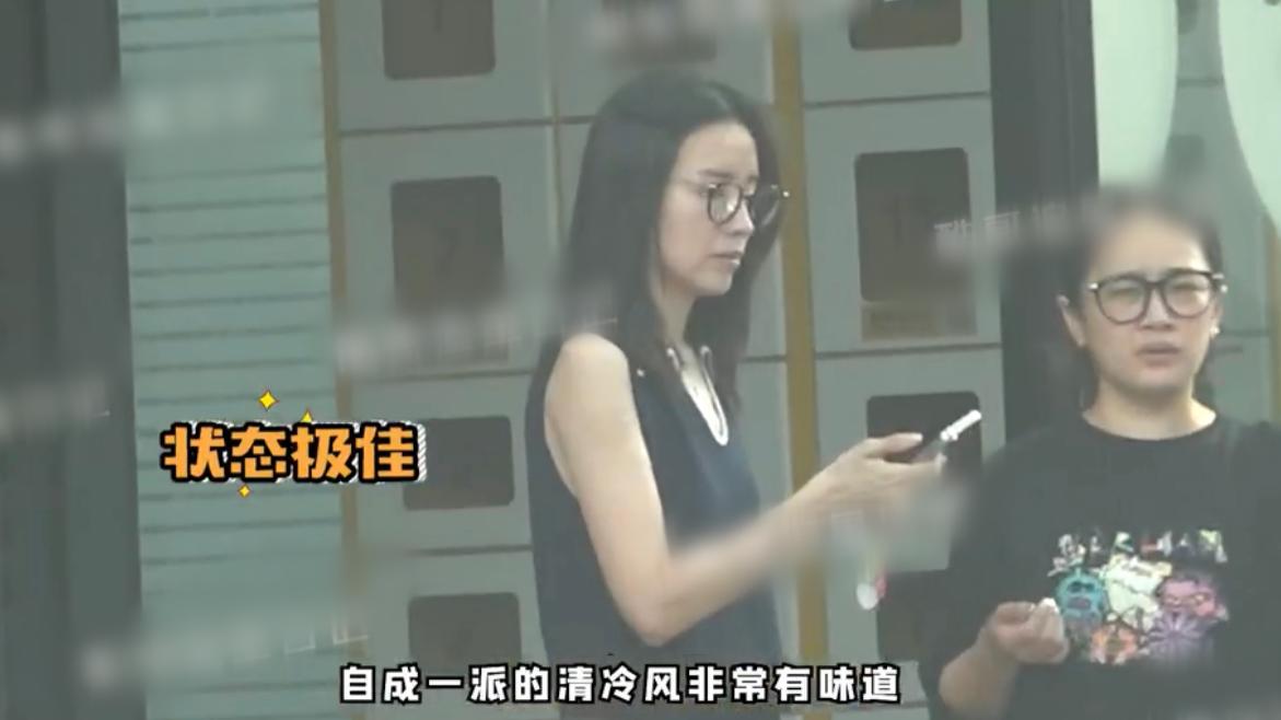 |董洁穿背心素颜逛菜市场，瘦成纸片人满脸憔悴，未戴口罩却无人识