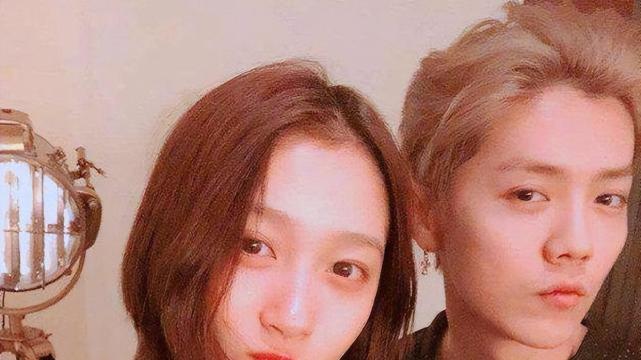 王艳|鹿晗和关晓彤在日本过年，被人偶遇时没有挂牌子，引巨大争议