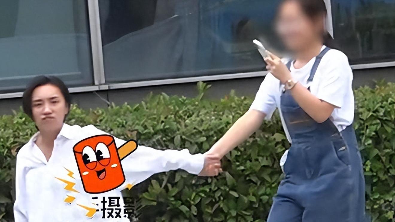 胡歌妻子再被嘲邋遢，一细节暴露不讲卫生，7个月女儿也终于露面