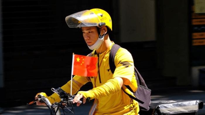 |如今年轻人活成笑话，几亿青年选择摆烂，社会红利被上一代人吃光！