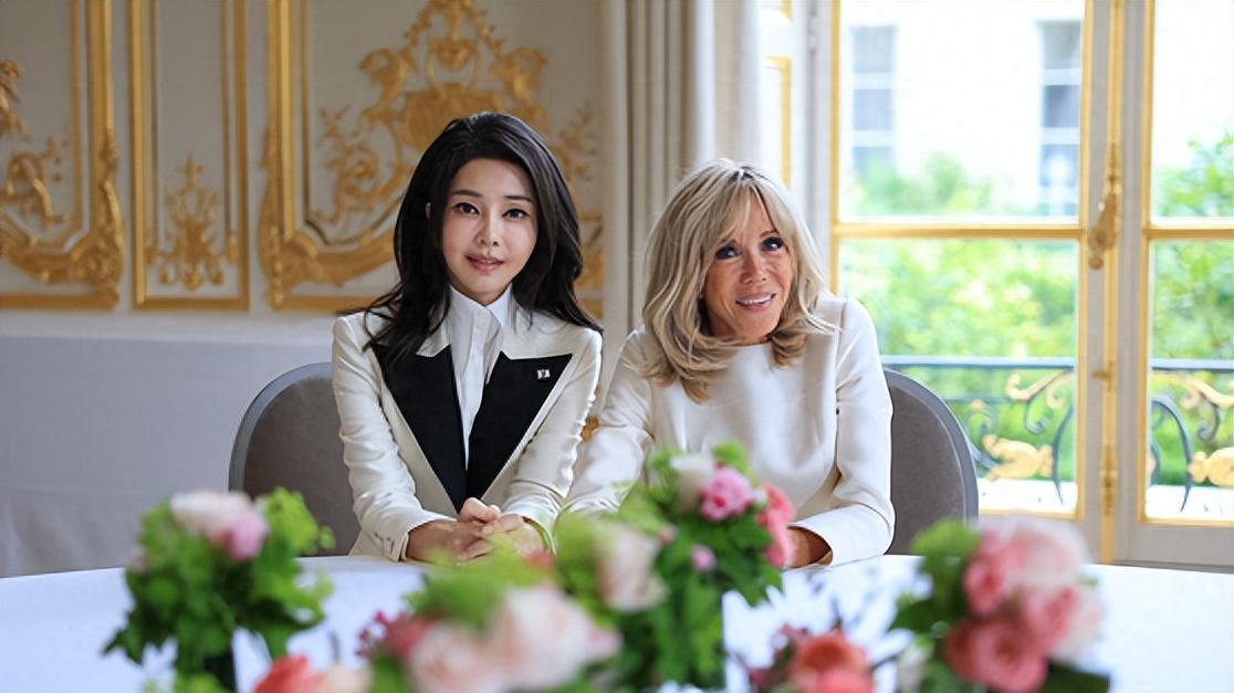 穿搭 70岁法国夫人同框51岁韩国夫人，年差近20岁，布里吉特却赢麻了