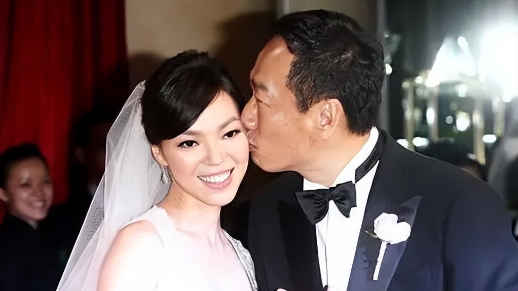 曾馨莹|富士康豪门阔太，还要为70岁郭台铭拼四胎，曾馨莹为何力压女明星