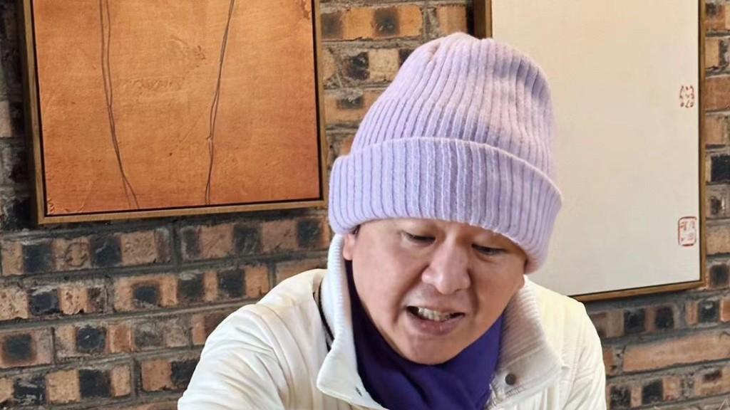 56岁邓兆尊撇三女友内地游！与美女合影心情灿烂，资产过亿拒结婚