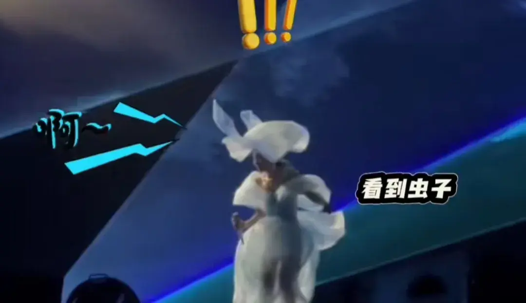 张靓颖演唱会被虫子吓出E6，台上自侃缓解气氛，黑虫放大好明显