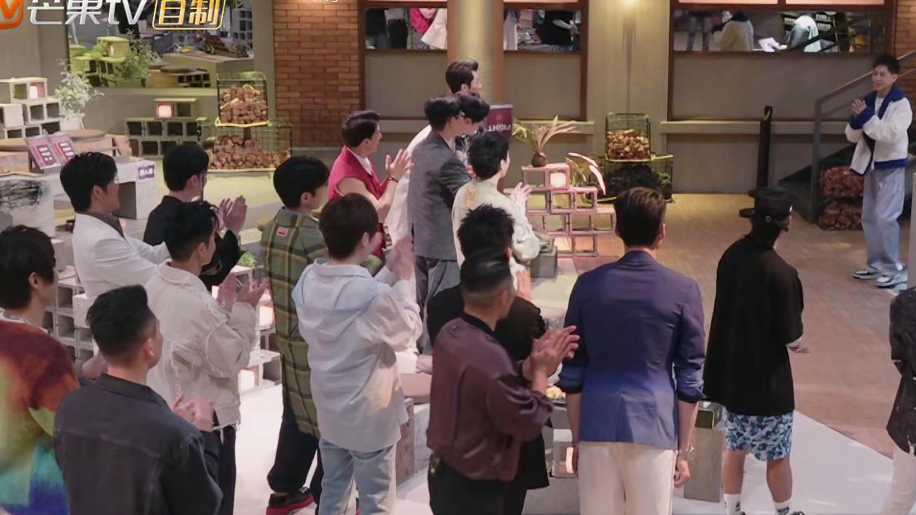 披3首播：54岁郑嘉颖一个人坐着，没人上前打招呼，自嘲我凉了