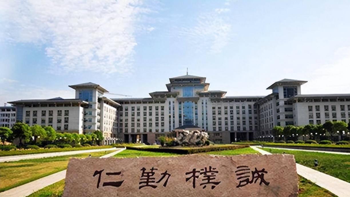 张美芳：背爱马仕到农村“扶贫”，名下7套房，过节收礼5000万