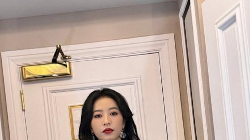 倪妮周雨彤回应撞衫：今天我俩有点默契，美女贴贴就把问题解决了