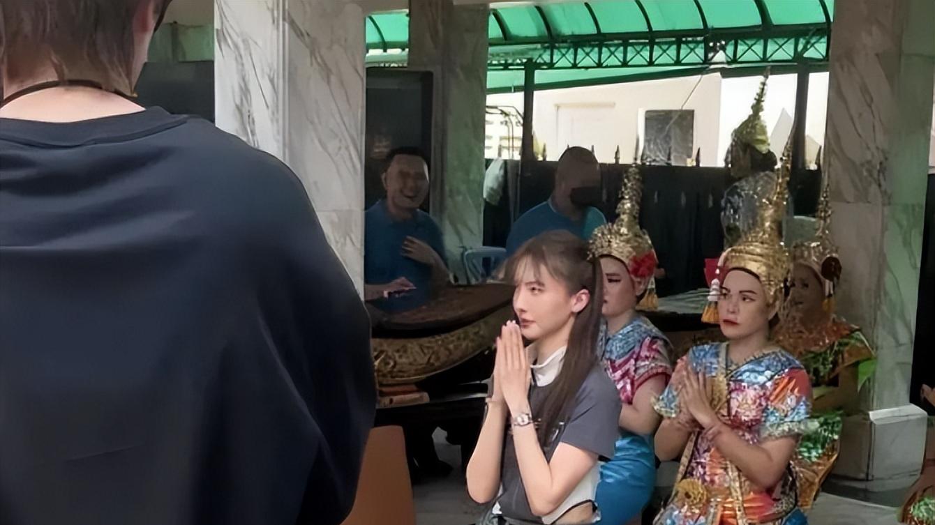 裴秀智|金晨穿短裙露大腿拜佛引热议，全程嬉皮笑脸被指毫无诚意