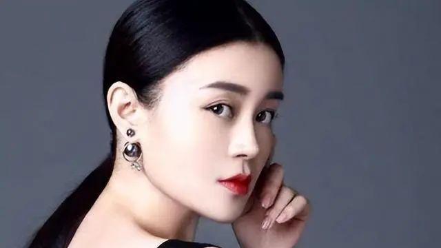 关婷娜：成为赵本山“御用媳妇”，40岁还没结婚，但不代表没伴侣