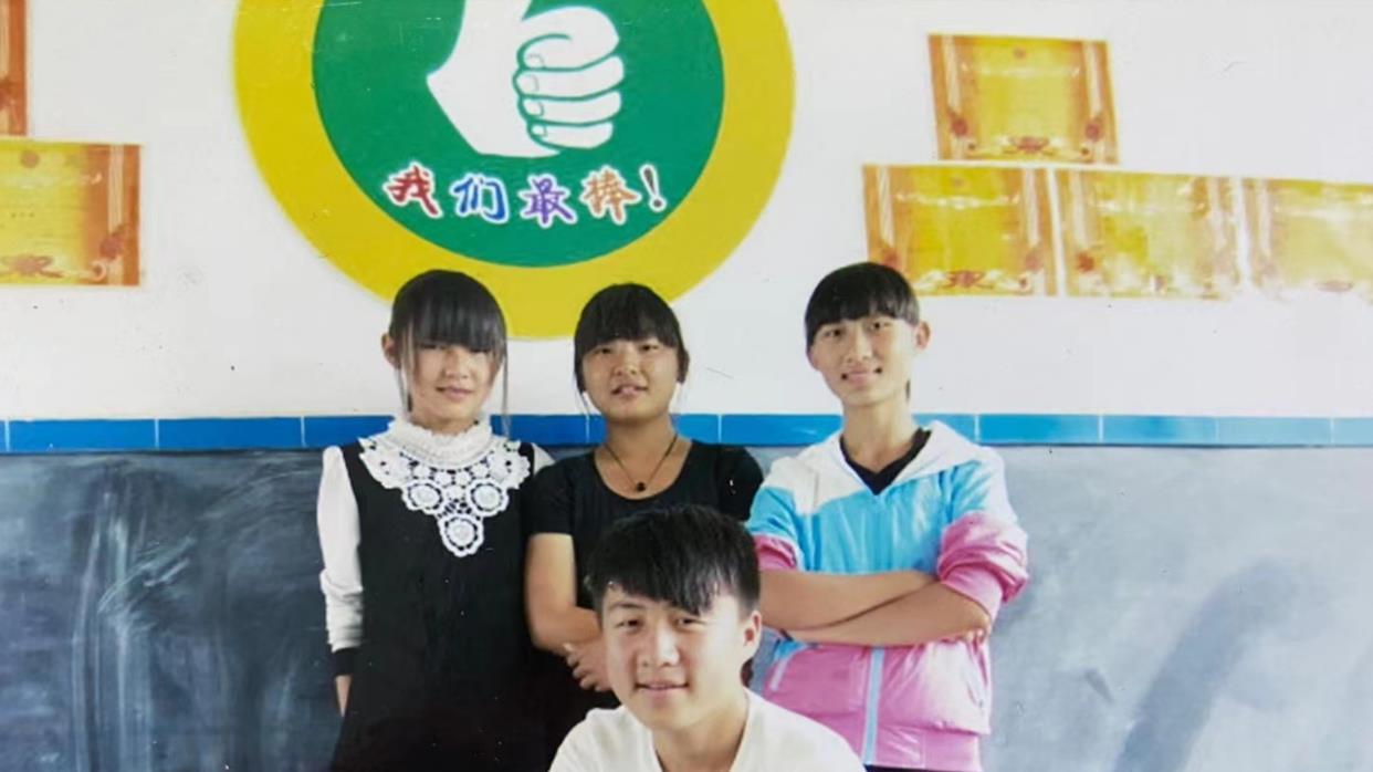 发型 “鲶鱼须”发型又杀回来了，初中女生以此为美，90后感觉似曾相识