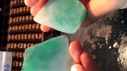 翡翠|一块会卡水翻沙的翡翠原石，切开后制作成品如何？