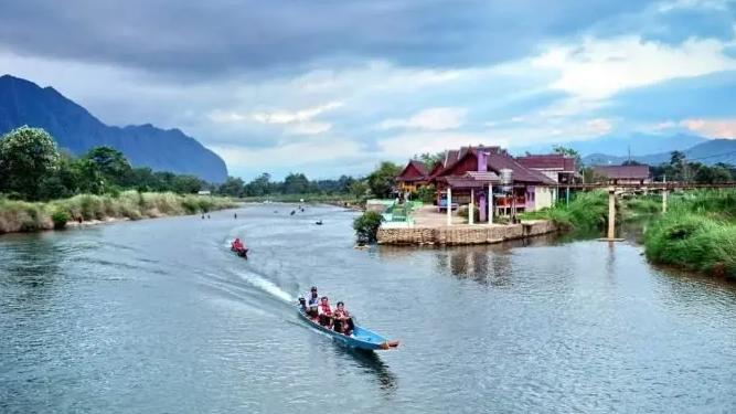 琅勃拉邦|坐火车就能丝滑入境，寻找湄公河之上的小城慢生活