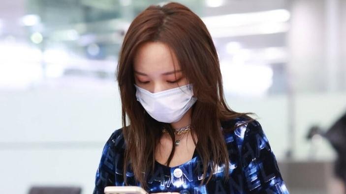 程潇越来越超前了，黑色丝袜搭配迷你短袖尽显靓女风姿！