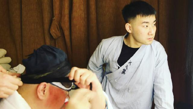 德云社|德云社陶阳深夜发文，晒后台合影备受关注，陶老板是真“宠粉”