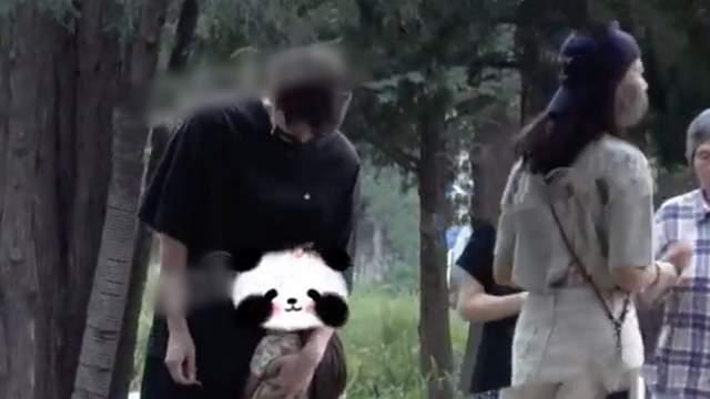 赵又廷手挽高圆圆接孩子，4岁女儿女神范初显，更粘爸爸父女情深