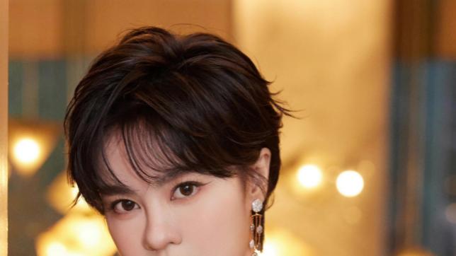 郁可唯 郁可唯的美貌被低估，穿抹胸黑裙秀“筷子腿”，狗啃短发又酷又美